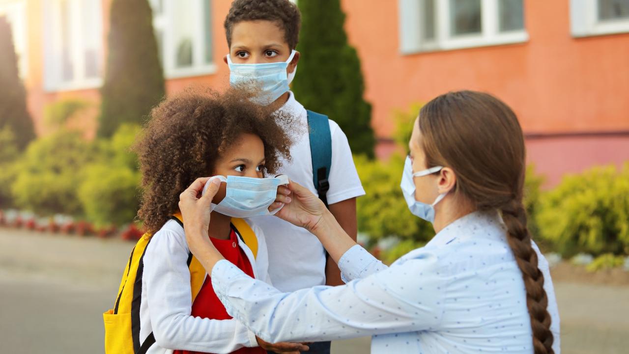 Cómo ayudar a los niños en edad escolar a usar mascarillas